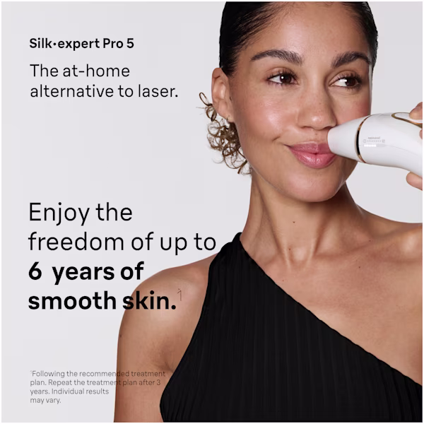 A woman using the Braun Silk·expert Pro 5 on her upper lip. A woman using the Braun Silk·expert Pro 5 on her upper lip.