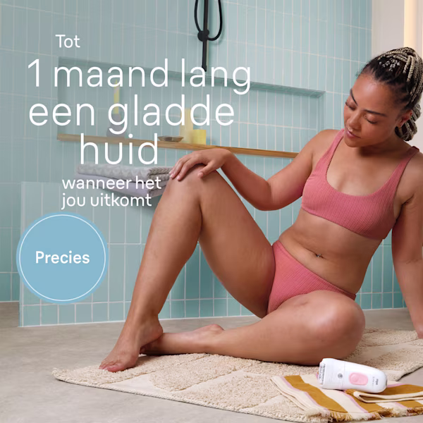 Vrouw die haar been streelt in een badkamer Vrouw die haar been streelt in een badkamer