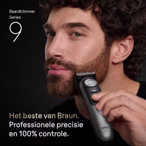 Jonge man trimt zijn baard aan de zijkant van zijn gezicht met de Braun baardtrimmer Series 9 Jonge man trimt zijn baard aan de zijkant van zijn gezicht met de Braun baardtrimmer Series 9