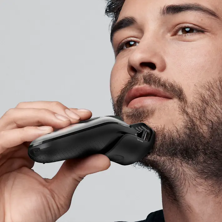 Lange baard trimmen en haren knippen Lange baard trimmen en haren knippen