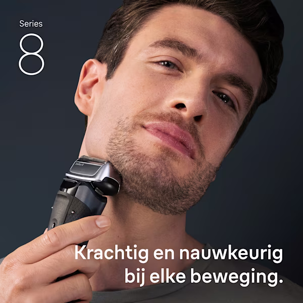 Man scheert zich met Series 8-scheerapparaat. Tekst zegt: Krachtig en nauwkeurig bij elke beweging. Man scheert zich met Series 8-scheerapparaat. Tekst zegt: Krachtig en nauwkeurig bij elke beweging.
