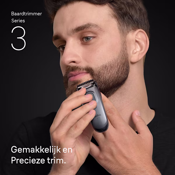 Jonge man trimt de baard op zijn kin met de Braun baardtrimmer Series 3 Jonge man trimt de baard op zijn kin met de Braun baardtrimmer Series 3