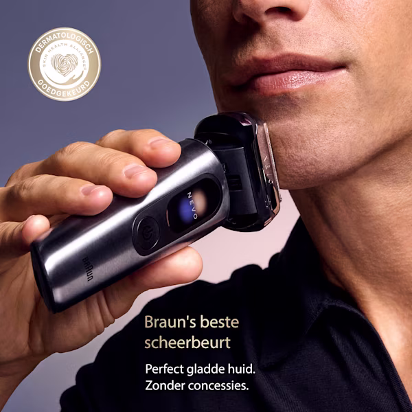 Man scheert zijn kin met Braun NEVO scheerapparaat, badge "dermatologisch getest en goedgekeurd" weergegeven Man scheert zijn kin met Braun NEVO scheerapparaat, badge "dermatologisch getest en goedgekeurd" weergegeven
