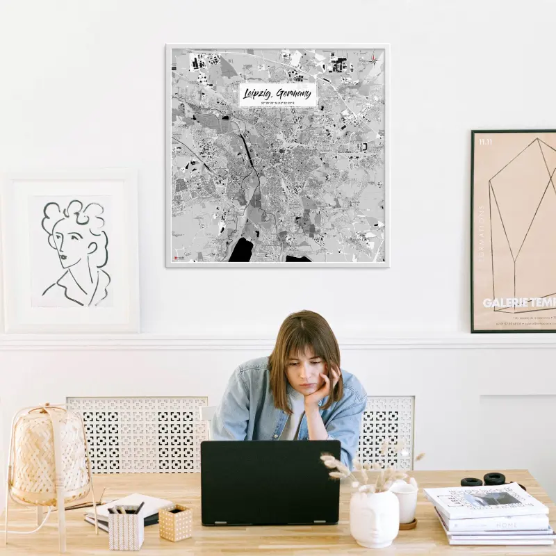 Leipzig-Stadtkarte als Poster im Kaia Design in einem Büro mit Frau und Laptop