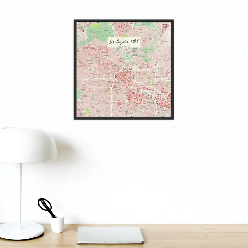 Los Angeles-Stadtkarte als Poster im Nani Design in einem Büro mit Lampe
