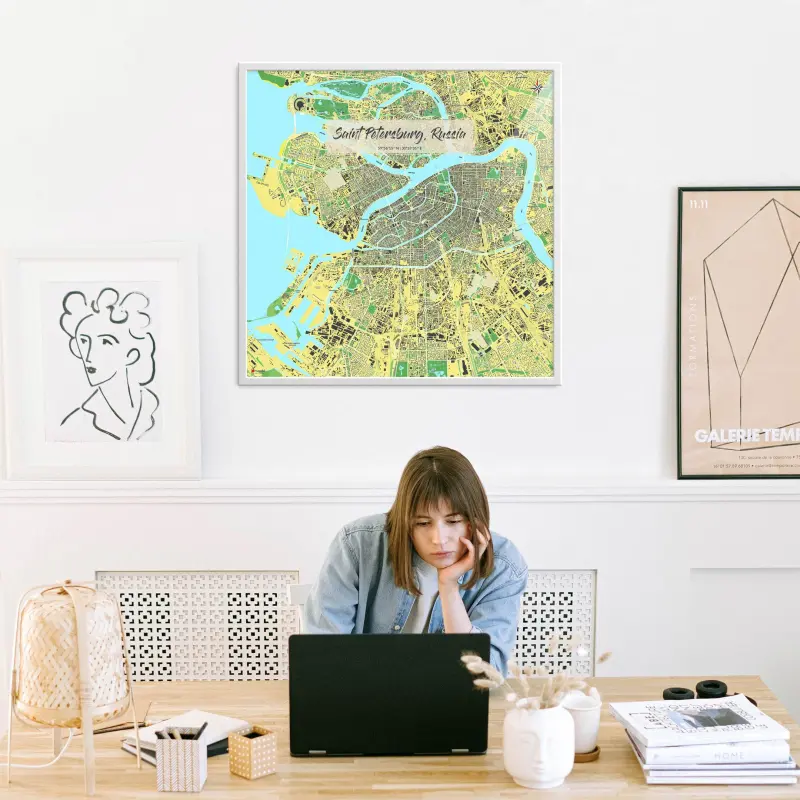 Sankt Petersburg-Stadtkarte als Poster im Kaia Design in einem Büro mit Frau und Laptop