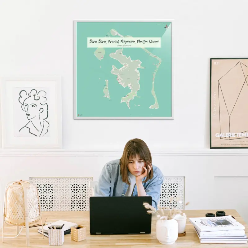 Bora Bora-Landkarte als Poster im Nani Design in einem Büro mit Frau und Laptop