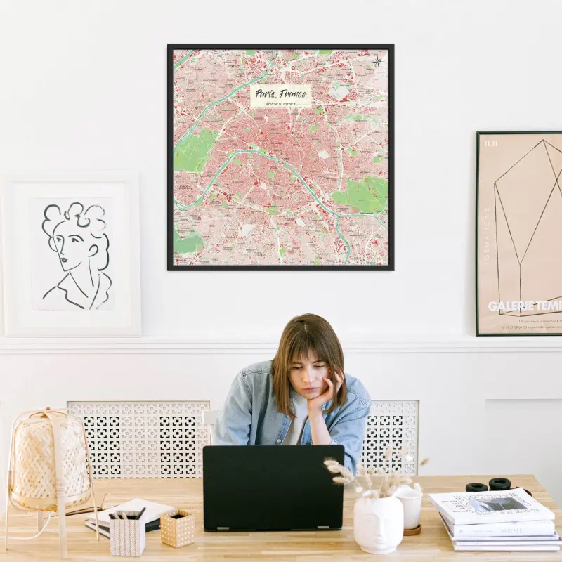 Paris-Stadtkarte als Poster im Nani Design in einem Büro mit Frau und Laptop