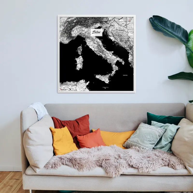 Italien-Landkarte als Poster im Kaia Design über einer Couch