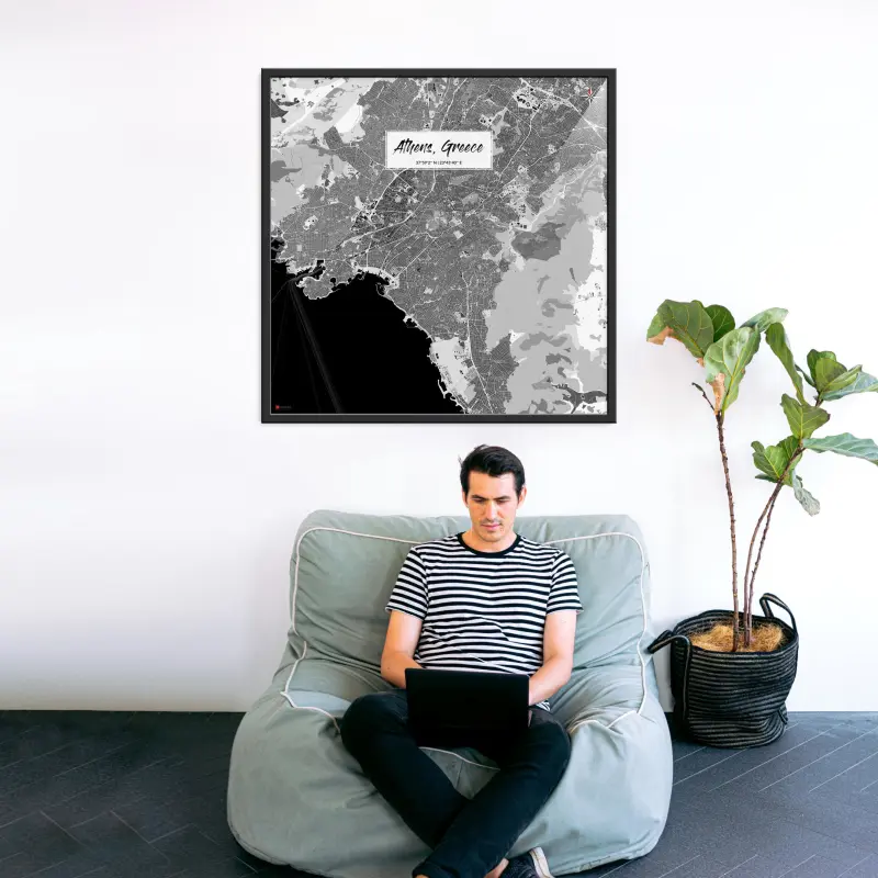 Athen-Stadtkarte als Poster im Kaia Design in einem Wohnzimmer mit Mann und Laptop