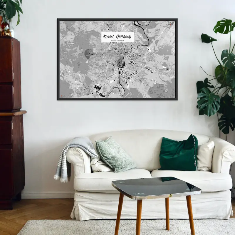 Kassel-Stadtkarte als Poster im Kaia Design in einem Wohnzimmer mit einem Sofa