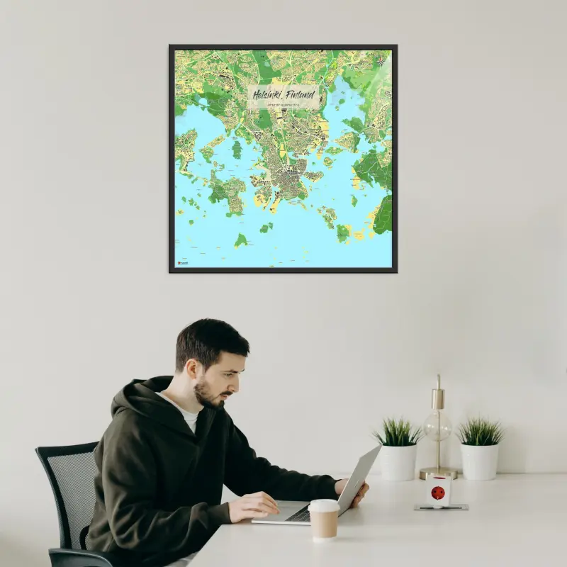 Helsinki-Stadtkarte als Poster im Jalma Design hinter einem Mann mit einem Laptop