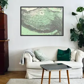 Tibet-Landkarte als Poster im Nani Design in einem Wohnzimmer mit Sofa