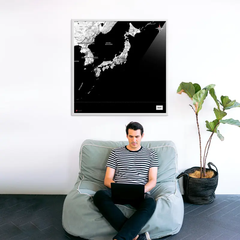 Japan-Landkarte als Poster im Kaia Design über einem Sessel