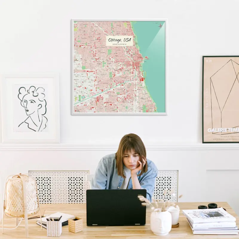 Chicago-Stadtkarte als Poster im Nani Design in einem Büro mit Frau und Laptop
