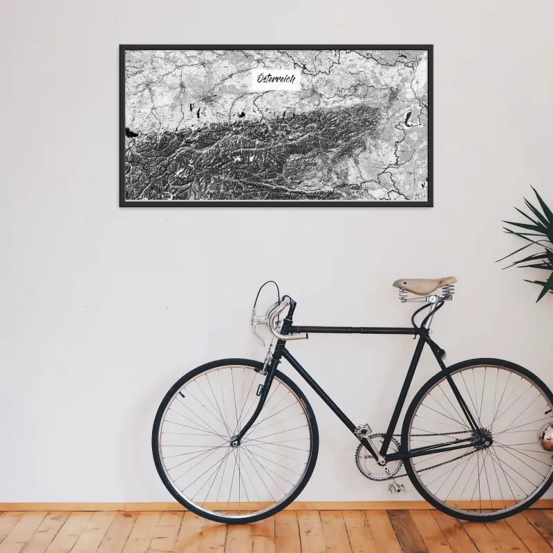 Österreich-Landkarte als Poster im Kaia Design über einem Fahrrad