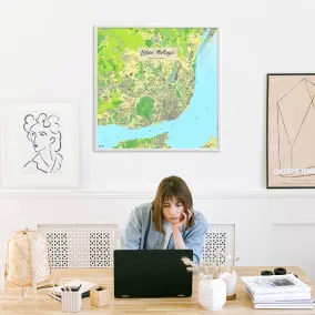 Lissabon-Stadtkarte als Poster im Jalma Design in einem Büro mit Frau und Laptop