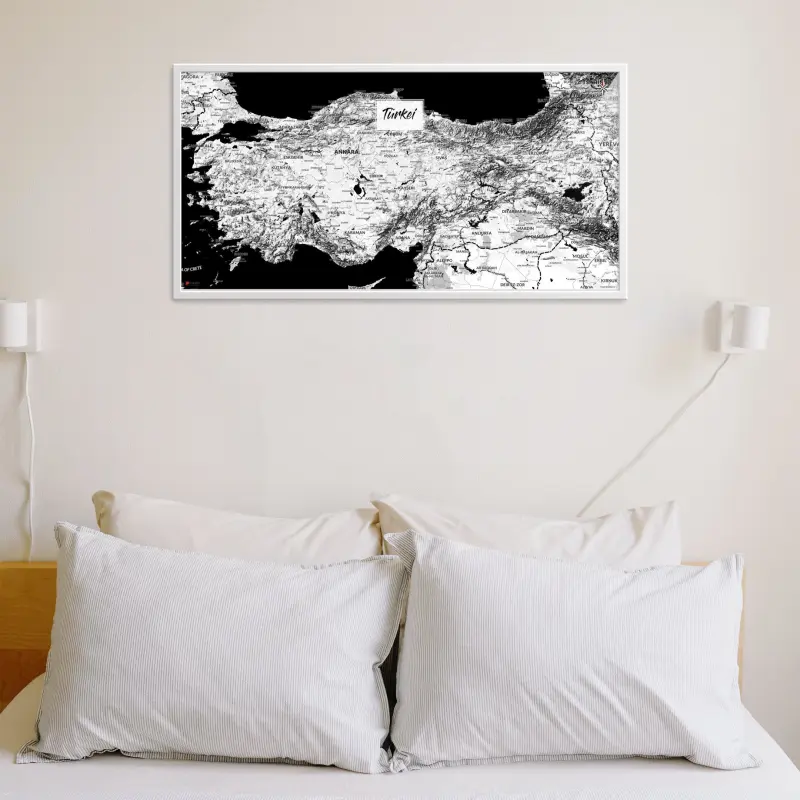 Türkei-Landkarte als Poster im Kaia Design über einem Kissenberg