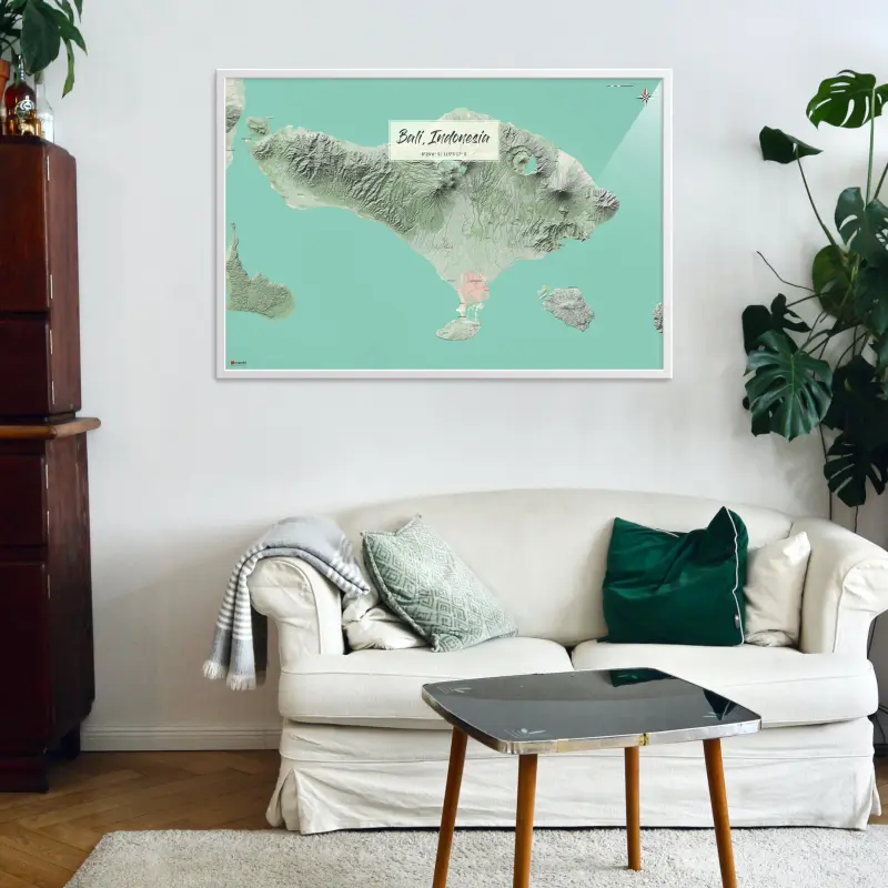 Bali-Landkarte als Poster im Nani Design in einem Wohnzimmer mit Sofa