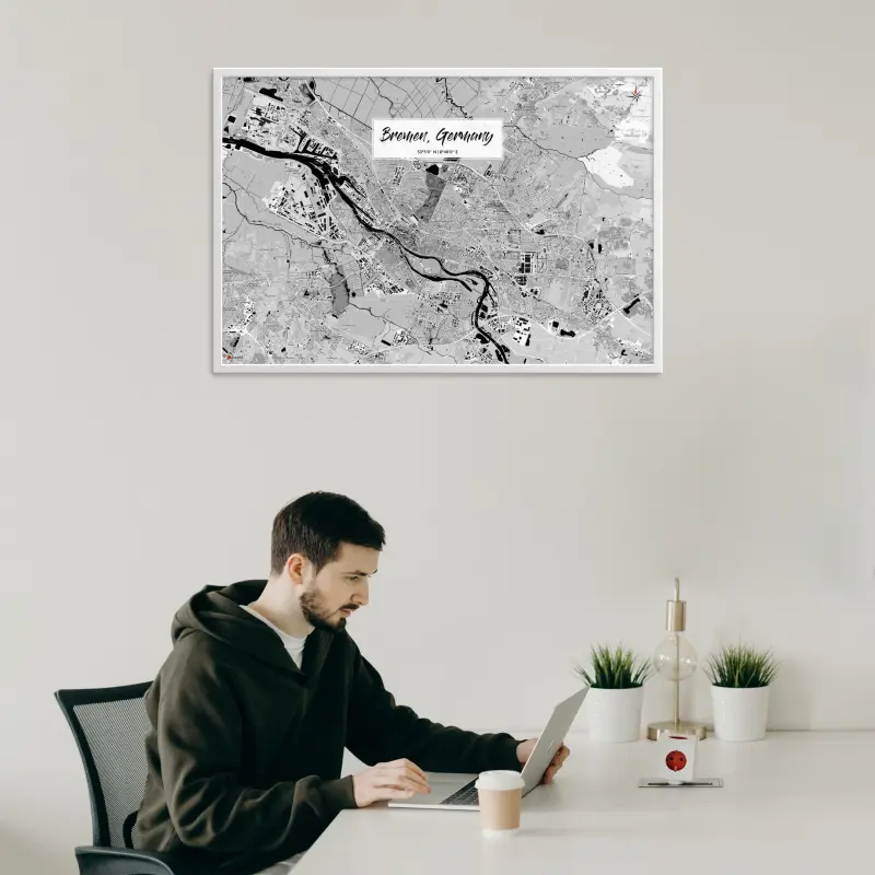 Bremen-Stadtkarte als Poster im Kaia Design in einem Büro mit Mann und Laptop