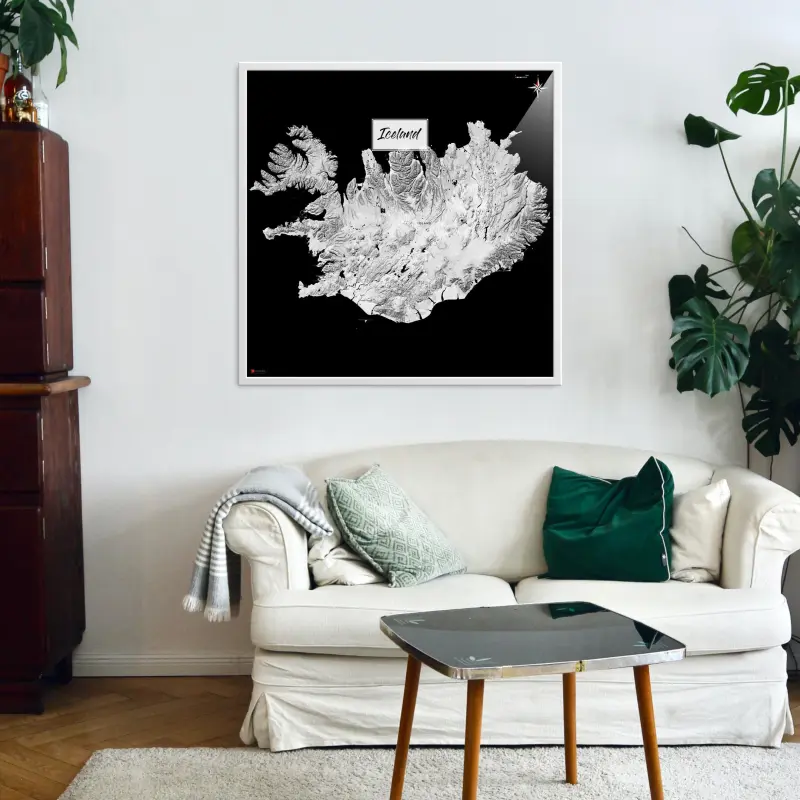 Island-Landkarte als Poster im Kaia Design in einem Wohnzimmer mit Sofa