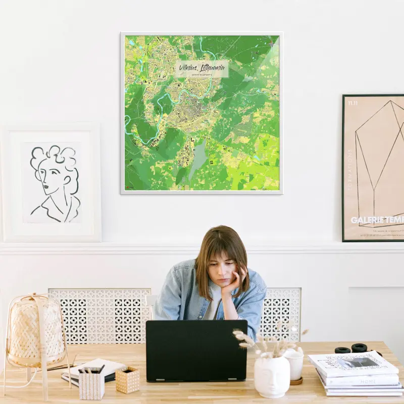 Vilnius-Stadtkarte als Poster im Jalma Design in einem Büro mit Frau und Laptop