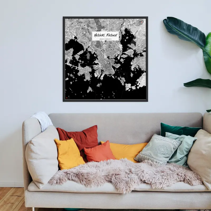 Helsinki-Stadtkarte als Poster im Kaia Design hinter einem Sofa mit vielen Kissen