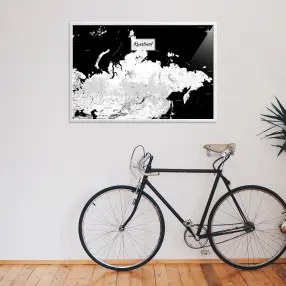 Russland-Landkarte als Poster im Kaia Design über einem Fahrrad