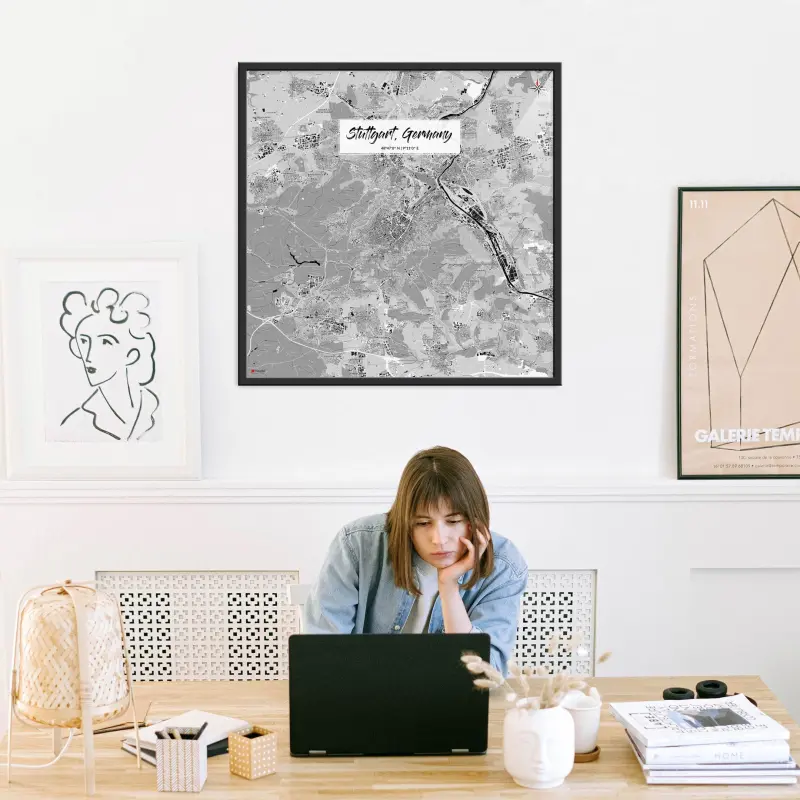 Stuttgart-Stadtkarte als Poster im Kaia Design in einem Büro mit Frau und Laptop