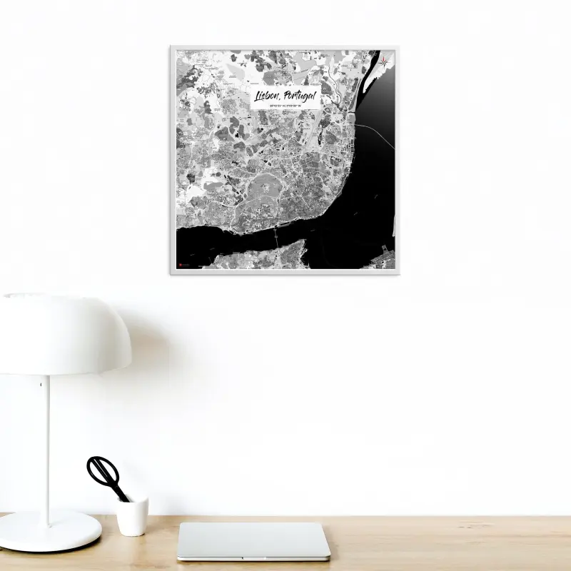 Lissabon-Stadtkarte als Poster im Kaia Design in einem Büro mit Lampe