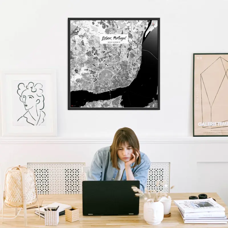 Lissabon-Stadtkarte als Poster im Kaia Design in einem Büro mit Frau und Laptop