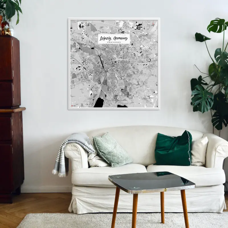 Leipzig-Stadtkarte als Poster im Kaia Design in einem Wohnzimmer mit einem Sofa