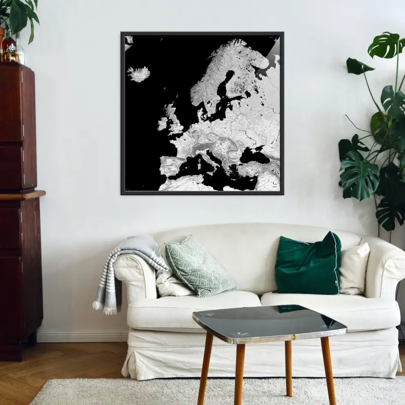 Europakarte als Poster im Kaia Design in einem Wohnzimmer mit Sofa