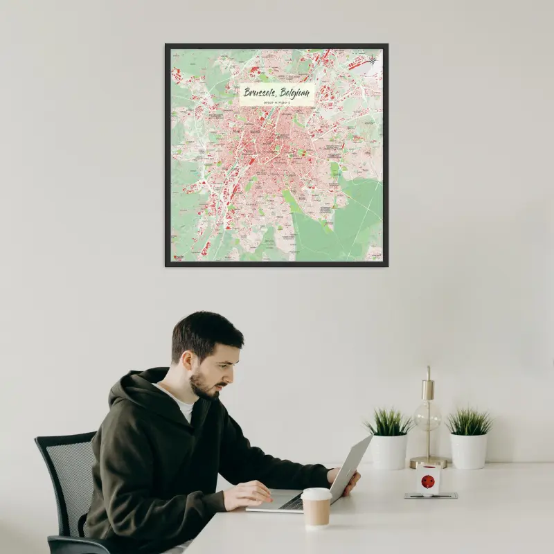 Brüssel-Stadtkarte als Poster im Nani Design in einem Büro mit Mann und Laptop