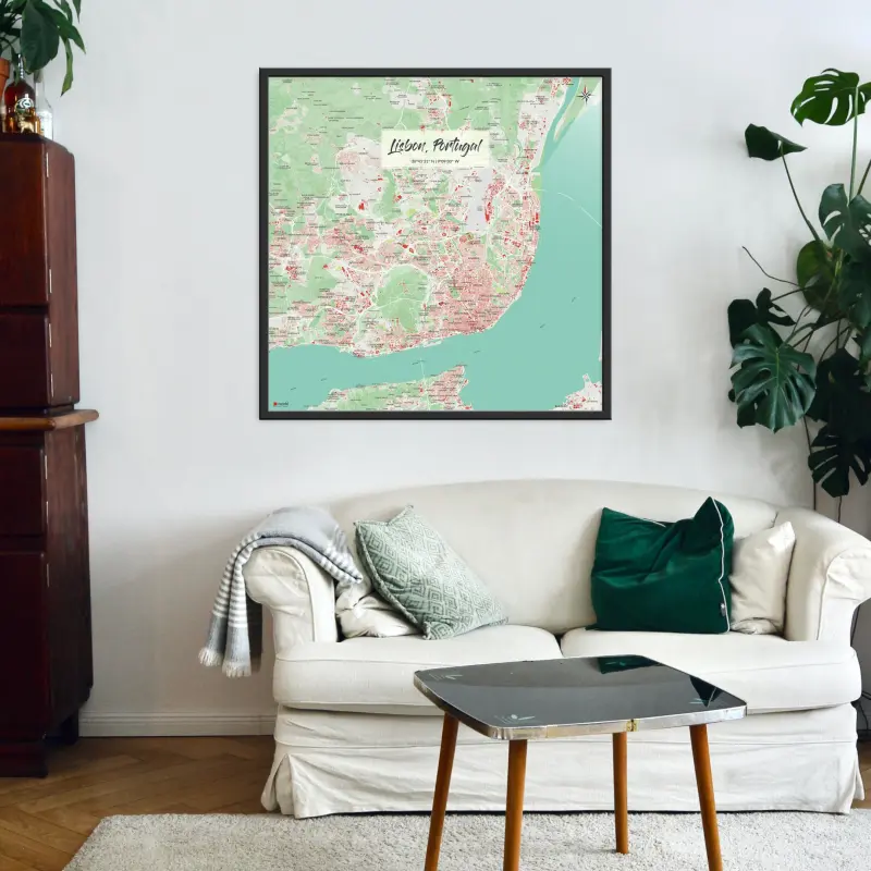 Lissabon-Stadtkarte als Poster im Nani Design in einem Wohnzimmer mit einer Couch