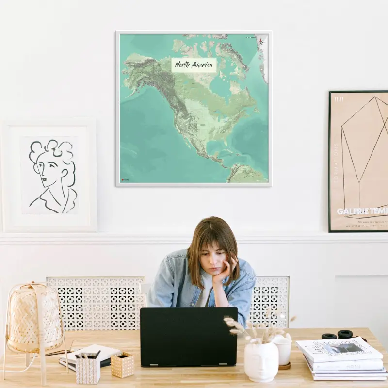 Nordamerika-Landkarte als Poster im Nani Design in einem Büro mit Frau und Laptop