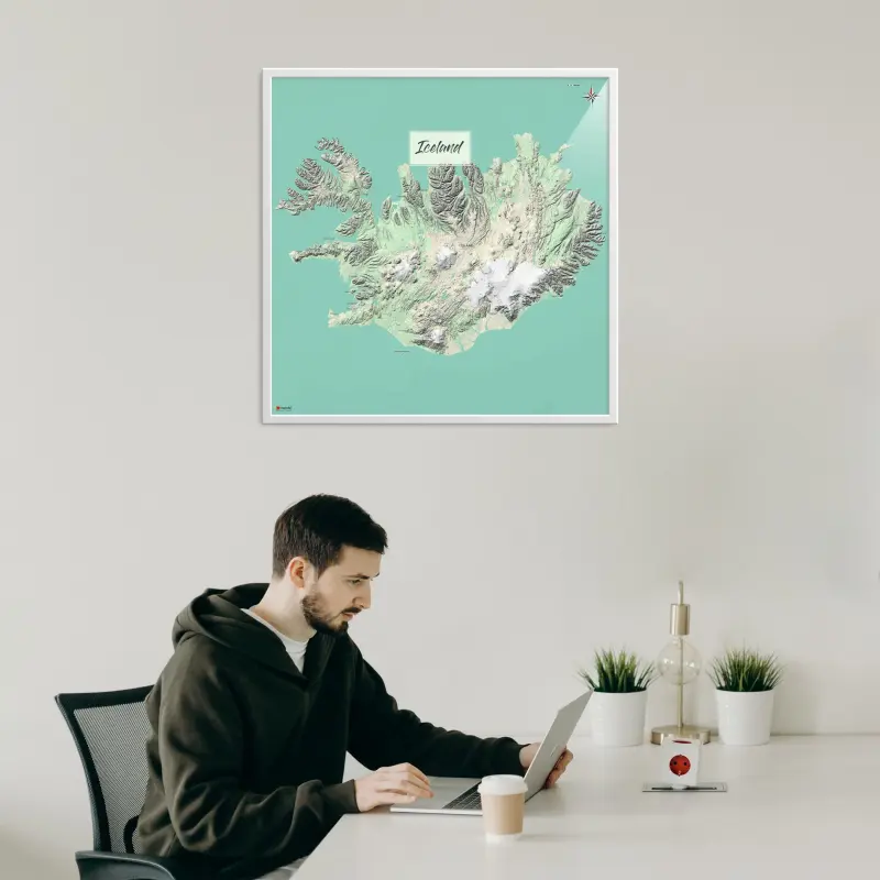 Island-Landkarte als Poster im Nani Design in einem Büro mit Mann und Laptop