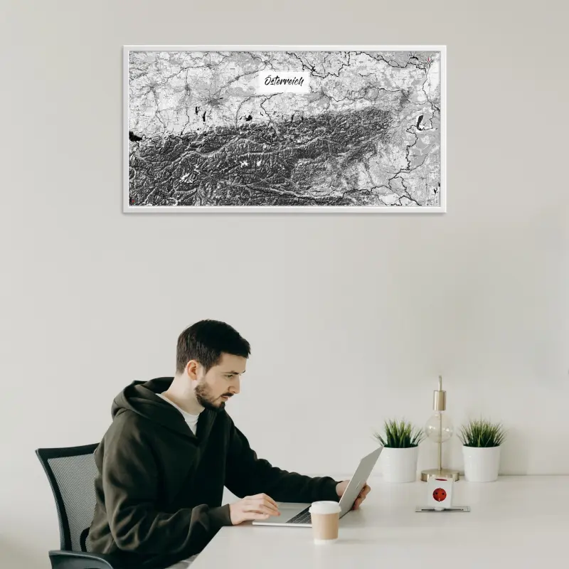 Österreich-Landkarte als Poster im Kaia Design über dem Arbeitsbereich