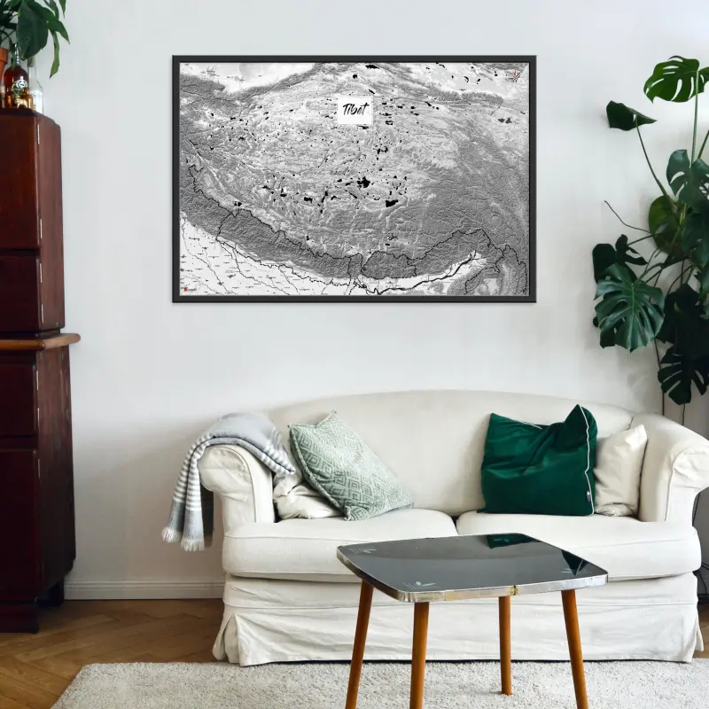 Tibet-Landkarte als Poster im Kaia Design in einem Wohnzimmer mit Sofa