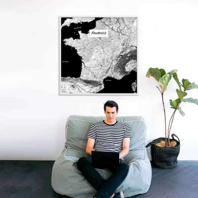 Frankreich-Landkarte als Poster im Jalma Design über einem Sessel