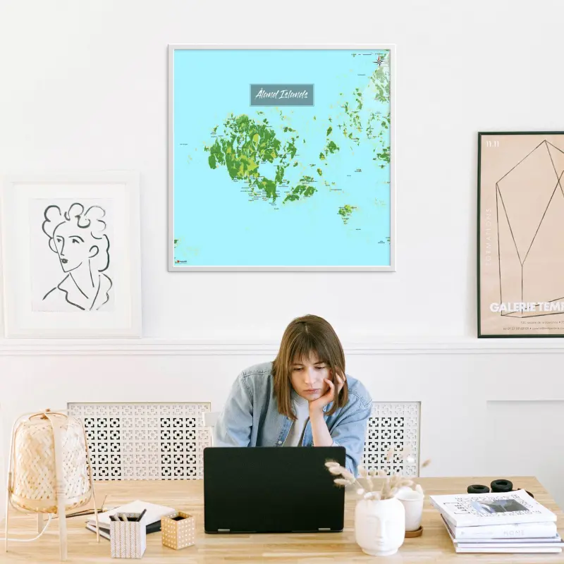 Aland-Landkarte als Poster im Jalma Design in einem Büro mit Frau und Laptop