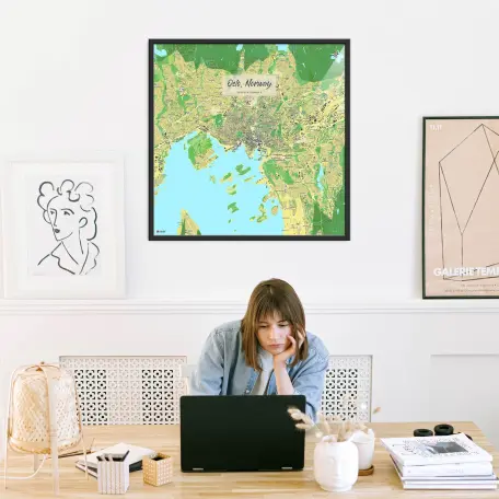 Oslo-Stadtkarte als Poster im Jalma Design in einem Büro mit Frau und Laptop