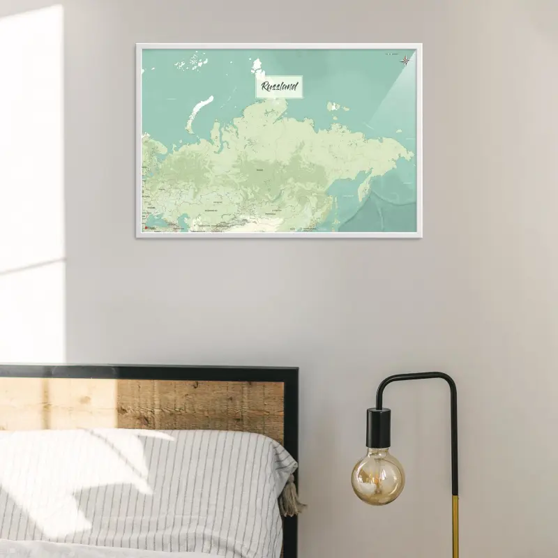 Russland-Landkarte als Poster im Nani Design über einem Bett
