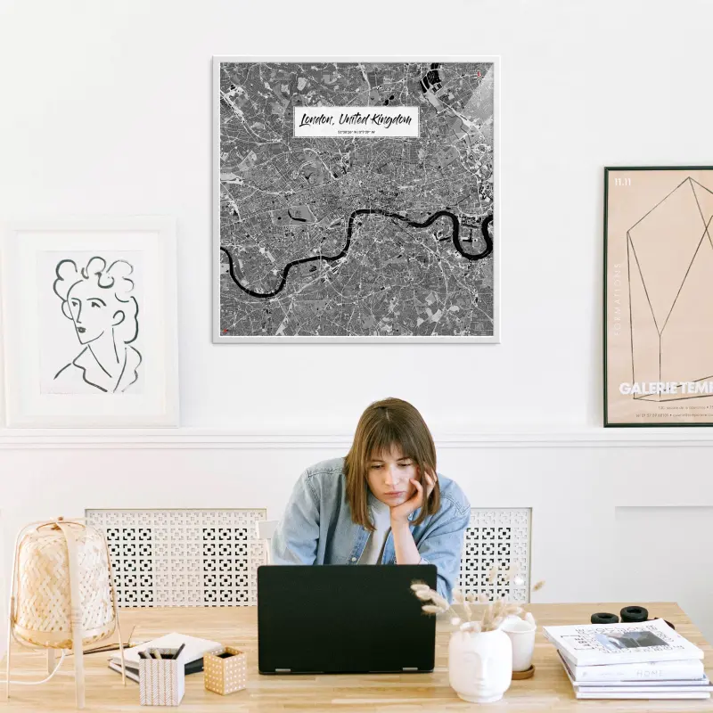 London-Stadtkarte als Poster im Kaia Design in einem Büro mit Frau und Laptop