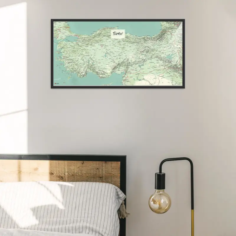 Türkei-Landkarte als Poster im Nani Design über einem Bett