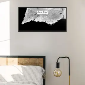 Algarve-Landkarte als Poster im Kaia Design in einem Schlafzimmer mit Bett