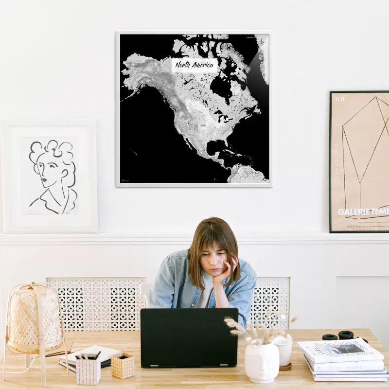Nordamerika-Landkarte als Poster im Kaia Design in einem Büro mit Frau und Laptop