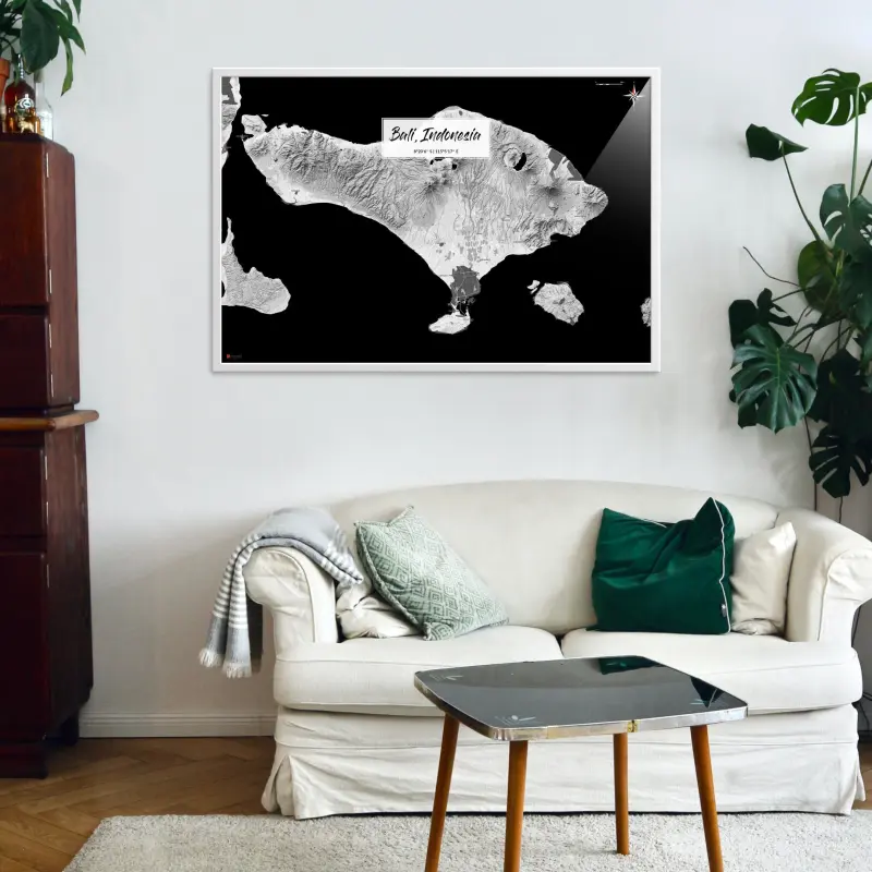 Bali-Landkarte als Poster im Kaia Design in einem Wohnzimmer mit Sofa