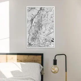 Schwarzwald-Landkarte als Poster im Kaia Design über einem Bett
