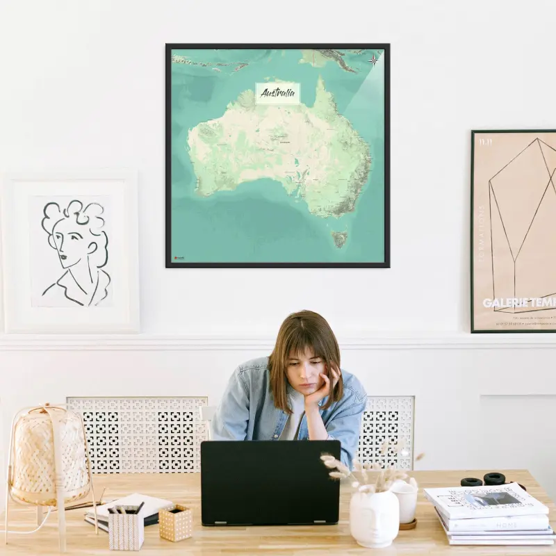 Australien-Landkarte als Poster im Nani Design in einem Büro mit Frau und Laptop
